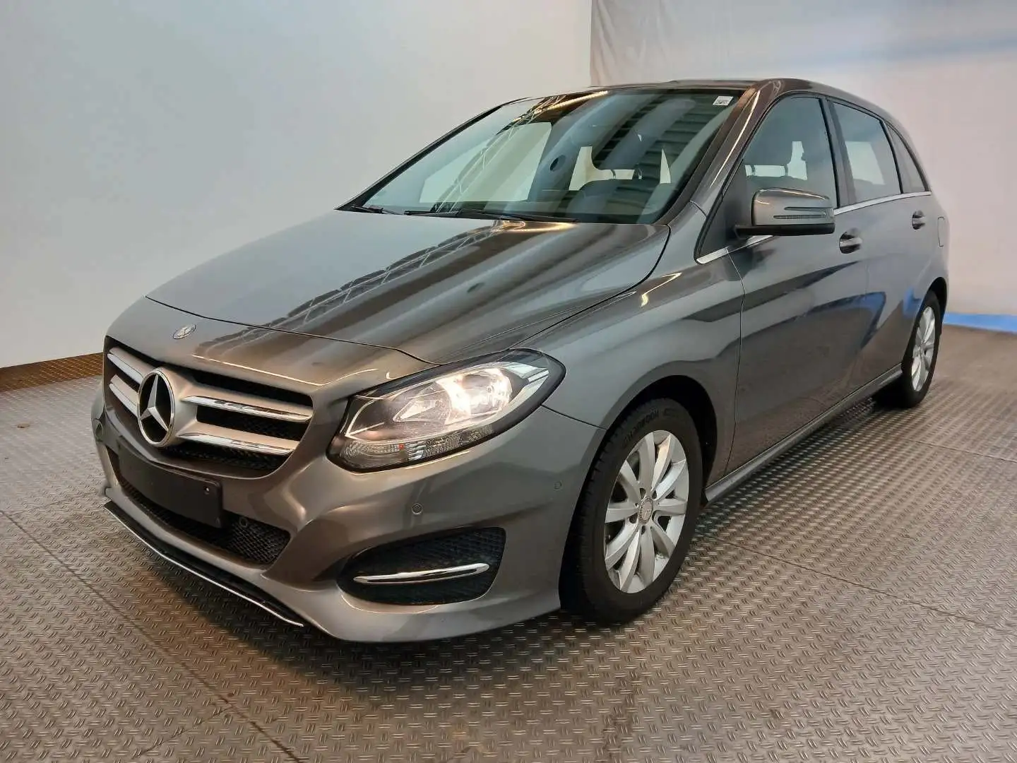 Mercedes-Benz B 180 EURO6 SPORT PAKET 1.Hand TÜV11/2027 Grau - 2