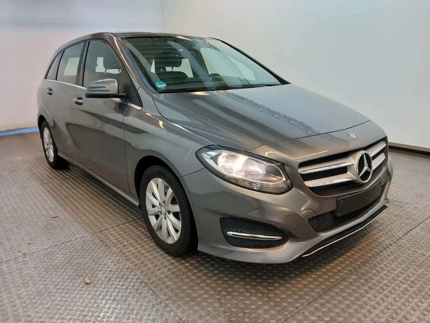 Mercedes-Benz B 180 EURO6 SPORT PAKET 1.Hand TÜV11/2027 Grau - 1