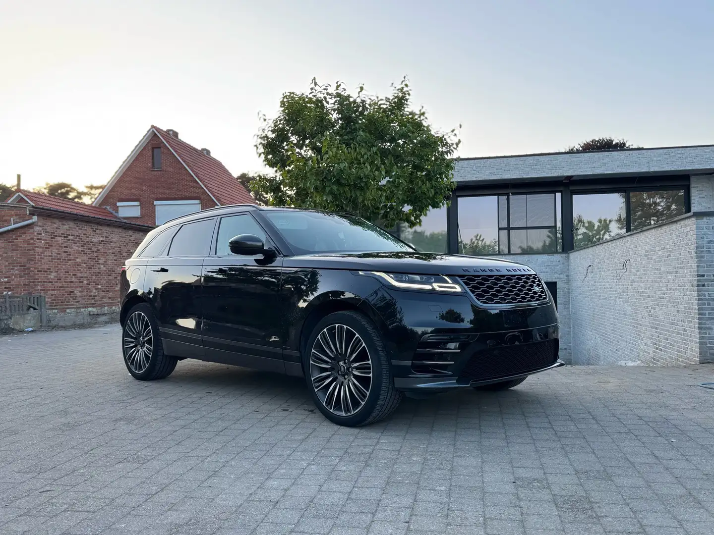 Land Rover Range Rover Velar 2.0d Automaat R-Dynamic *Full* (Overname mogelijk) Zwart - 1