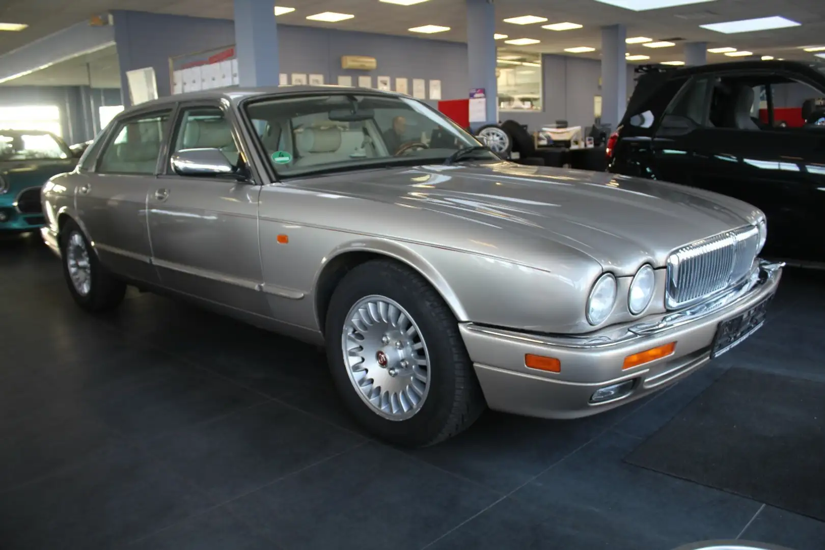 Jaguar Daimler Six 4.0 Lang - Automatik - Schiebedach - Gris - 1