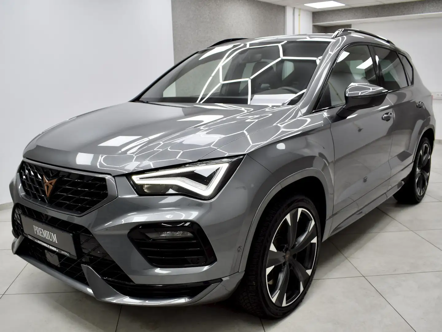 CUPRA Ateca VZ 2.0 TSI Pano 360° DCC LED Navi Apple Ambient Šedá - 2