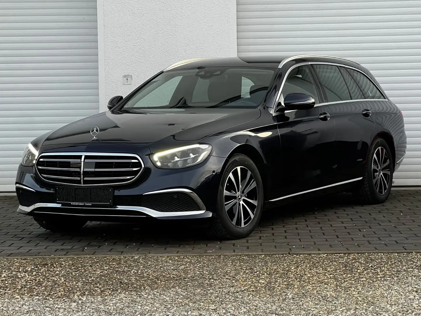 Mercedes-Benz E 220 d T Exclusive Leder WIDE Distr Burmest AHK Blau - 1