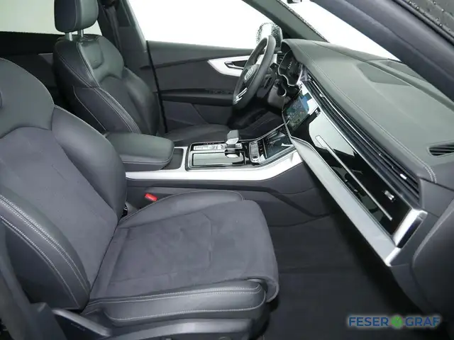 Audi Q8 view 6