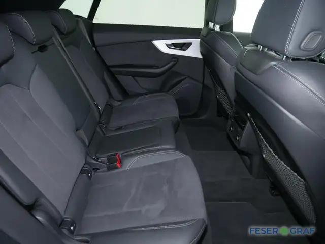 Audi Q8 view 7