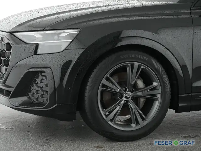 Audi Q8 view 15