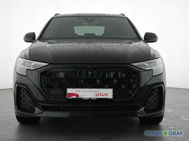 Audi Q8 view 12