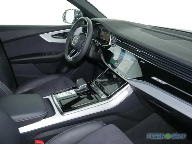 Audi Q8 view 5
