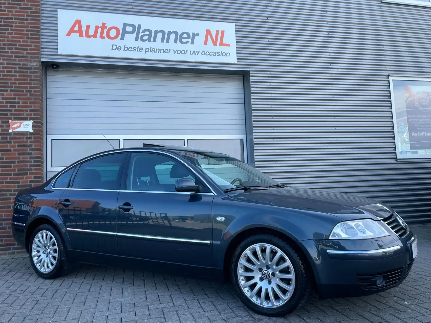 Volkswagen Passat 2.8 V6 Highline 4Motion! Unieke kmstand! Grijs - 2