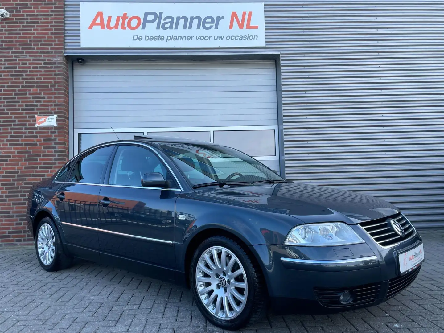 Volkswagen Passat 2.8 V6 Highline 4Motion! Unieke kmstand! Grijs - 1