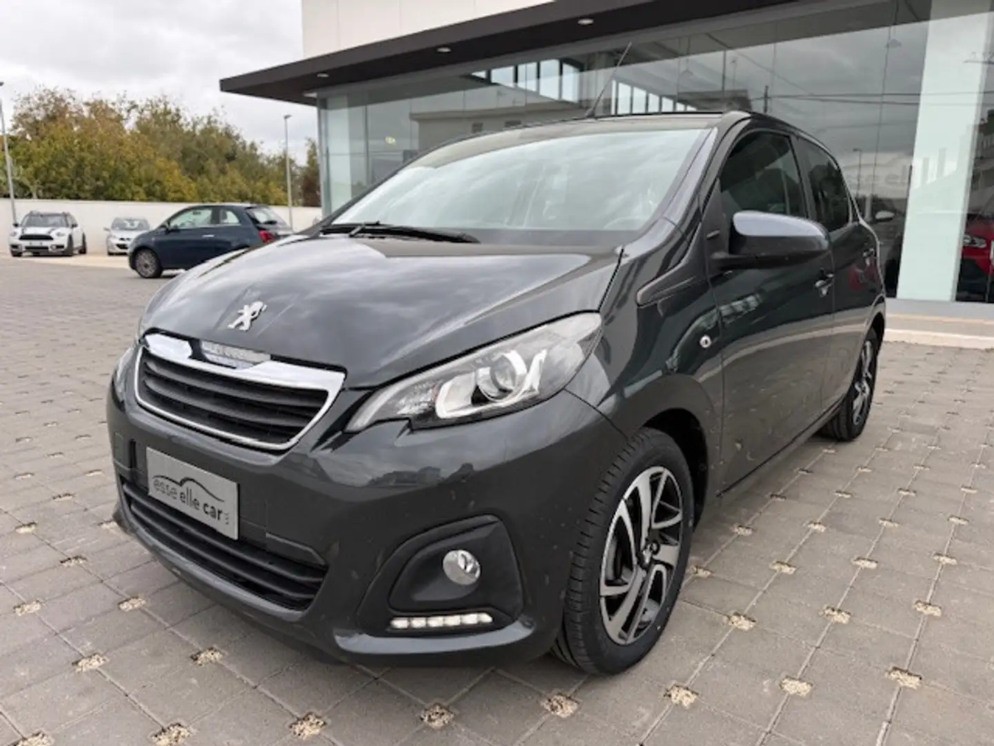 Peugeot 108 VTi 72 S&S 5 porte Allure Šedá - 1