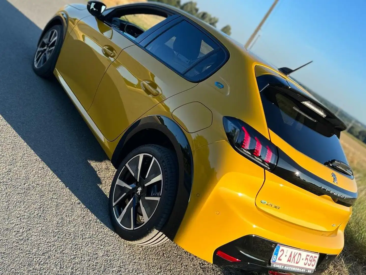 Peugeot e-208 50 kWh GT Pack Yellow - 2