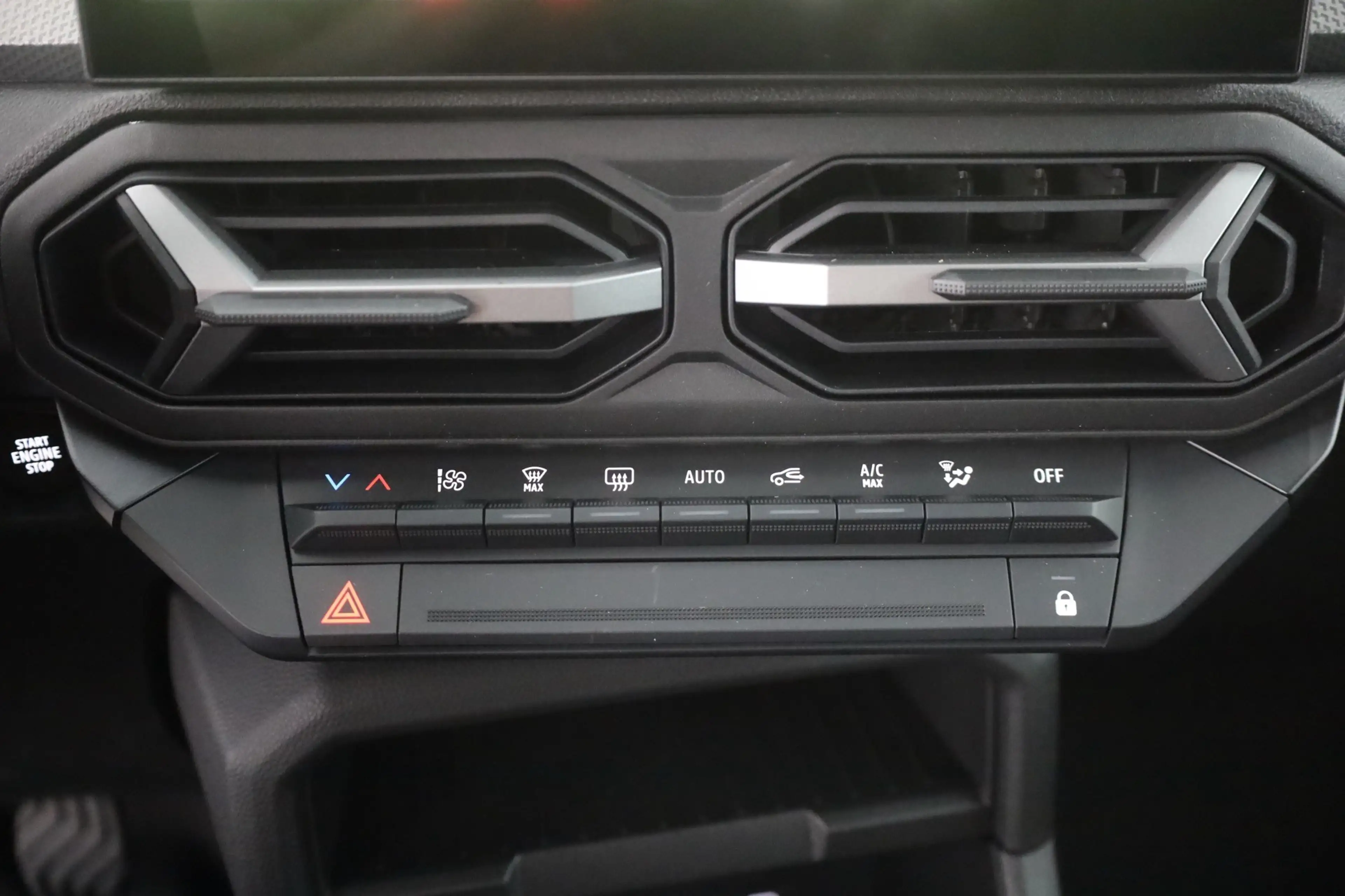Dacia Duster Journey mHev 140 LED Navi Kamera — photo 12
