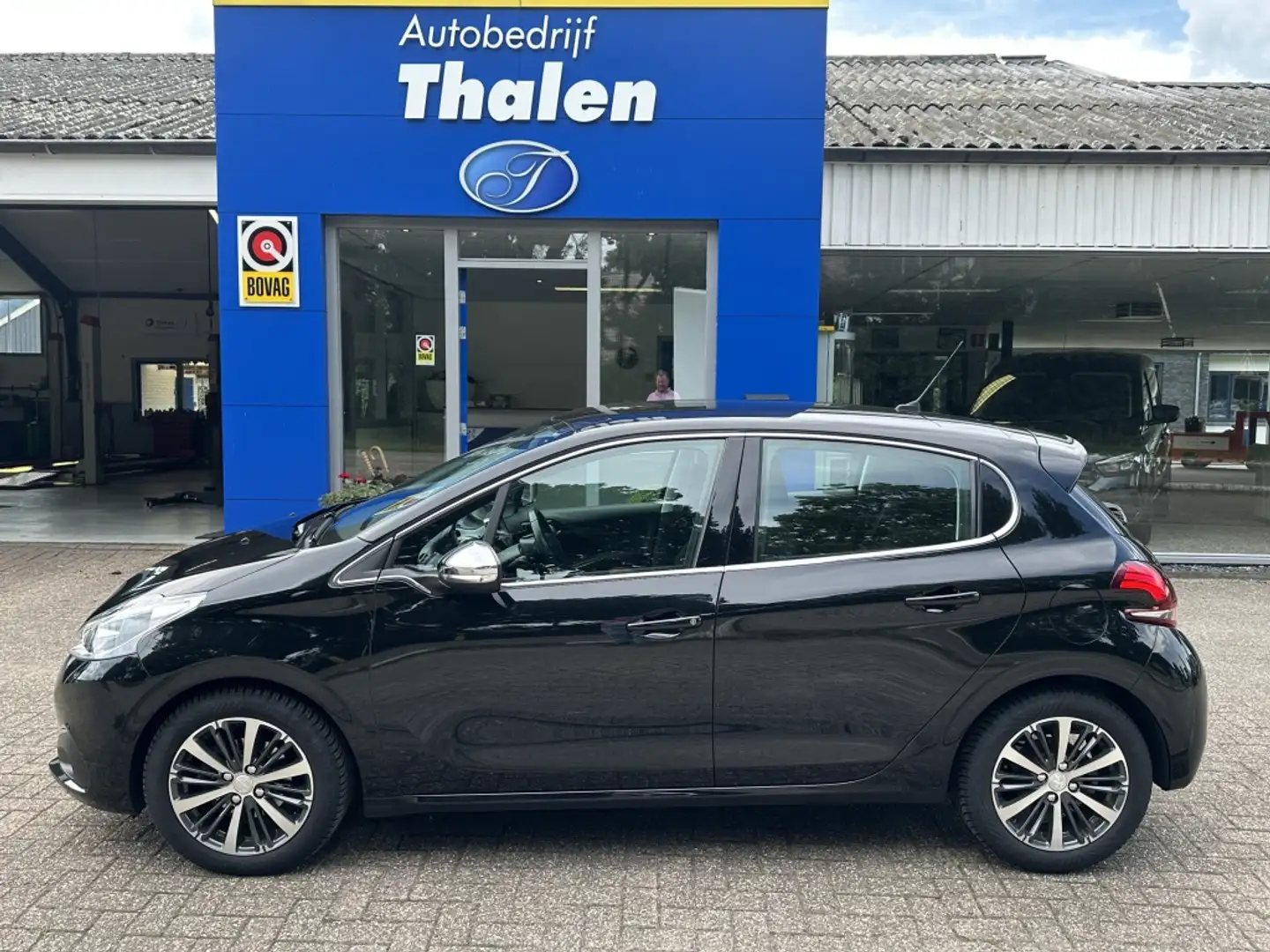 Peugeot 208 1.2 PureTech Allure Zwart - 2