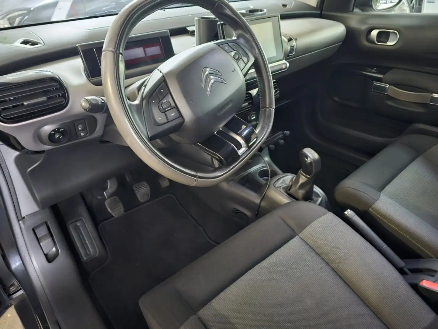Citroen C4 Cactus 1.2 Pure Tech Shine Zwart - 2