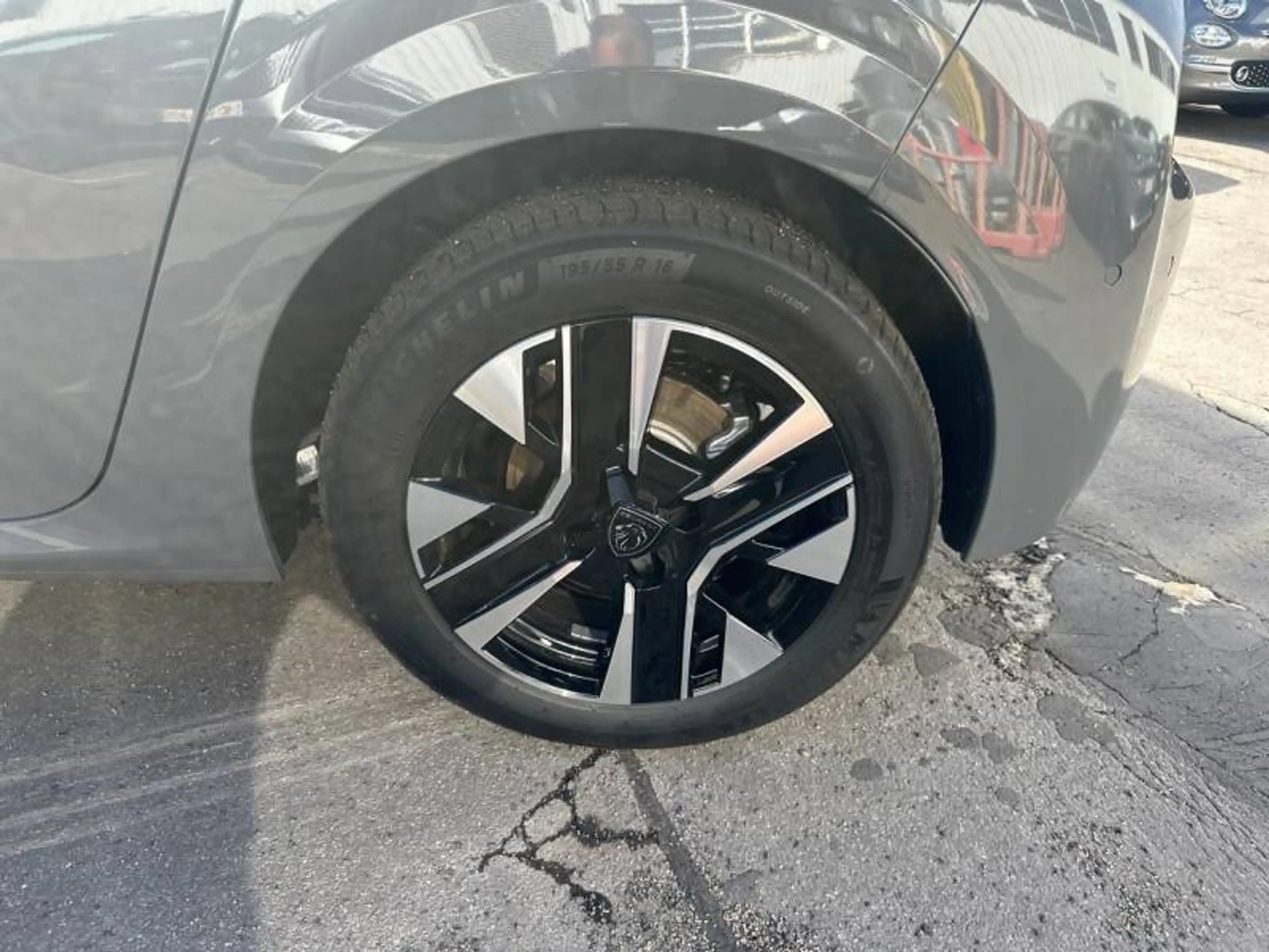 Peugeot 208 2 e-208 156 Allure — photo 11