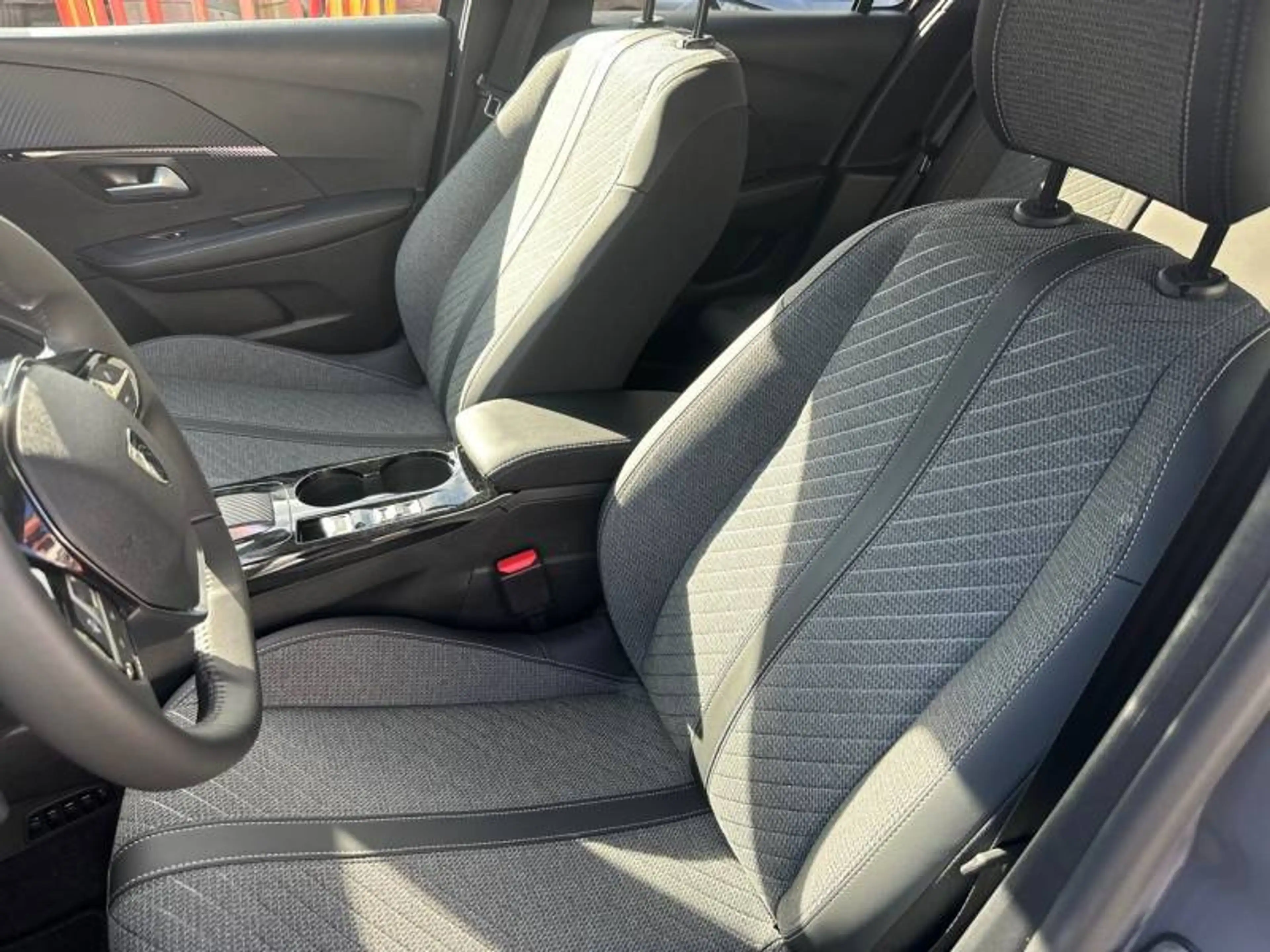 Peugeot 208 2 e-208 156 Allure — photo 9