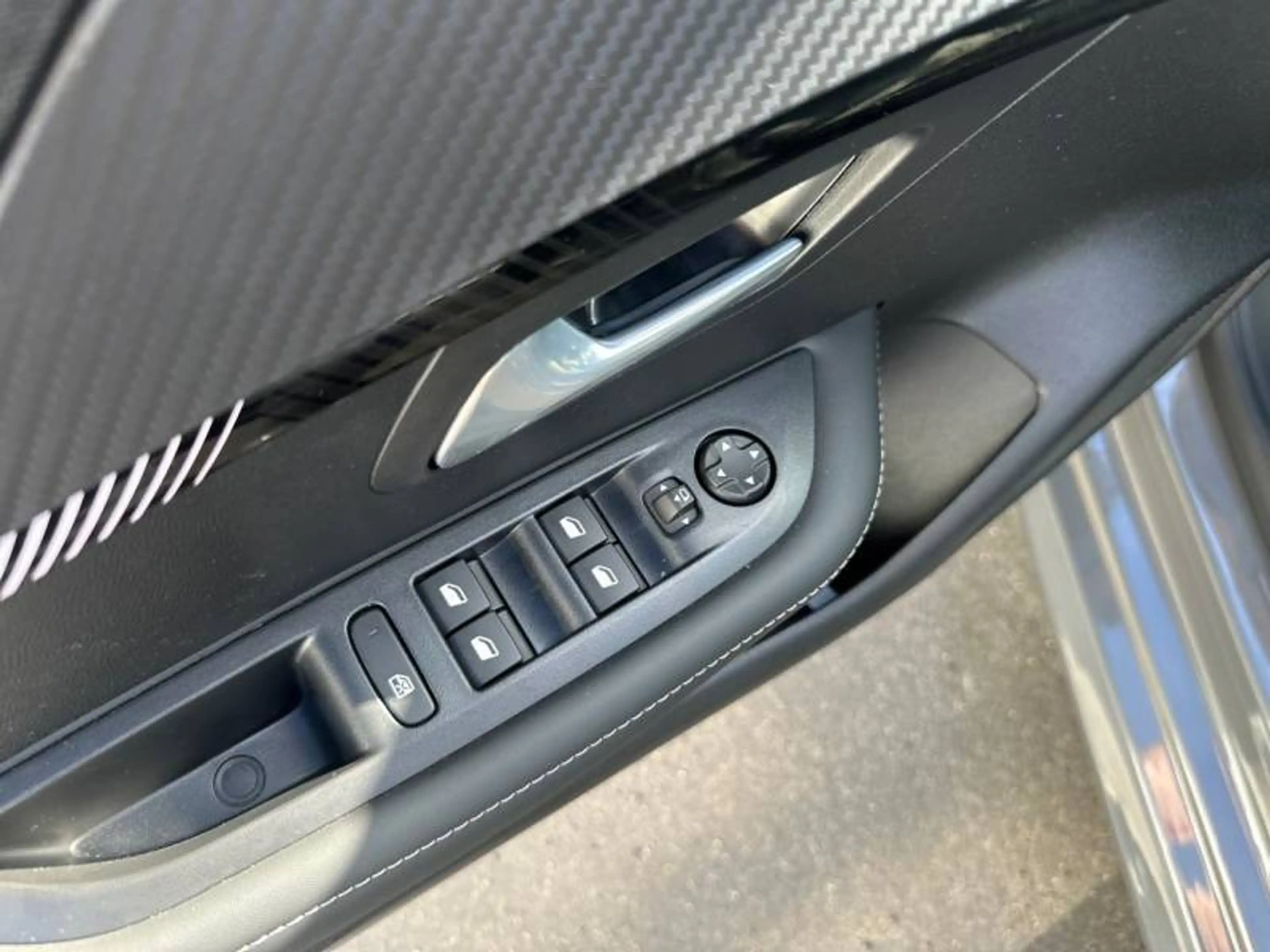 Peugeot 208 2 e-208 156 Allure — photo 12
