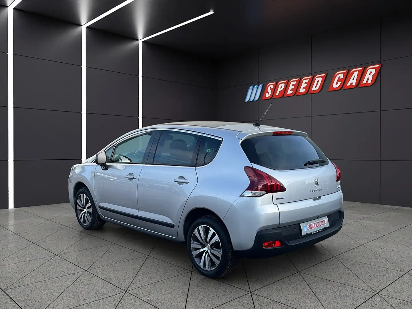 Peugeot 3008 1,6 BlueHDi 120 S&S Business Line Grau - 1