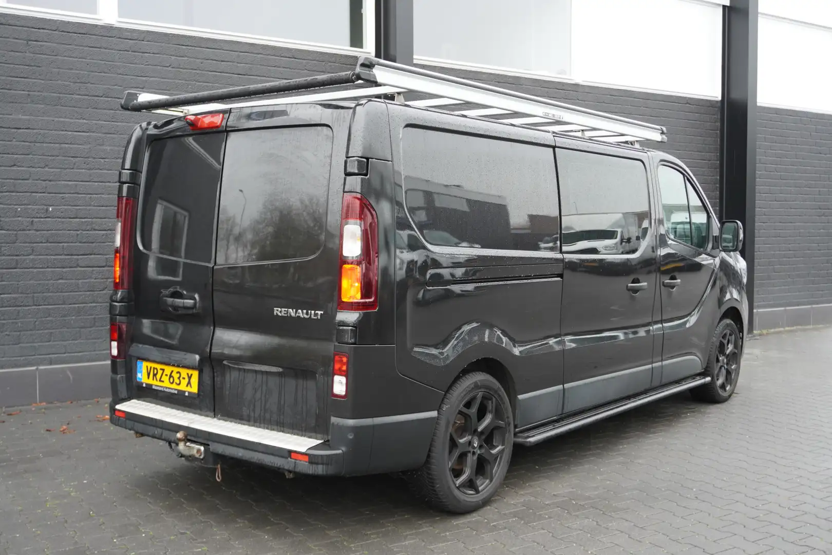 Renault Trafic 2.0 dCi 130PK L2 Dubbele Cabine EURO 6 - Airco - C Zwart - 2