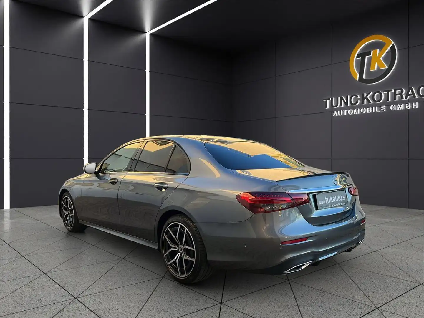 Mercedes-Benz E 220 D|AMG|NIGHT|PANO|BURMESTER|360|DIST|HUD+++ Grijs - 2