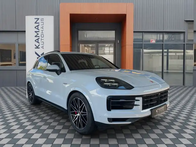 Porsche Cayenne view 4