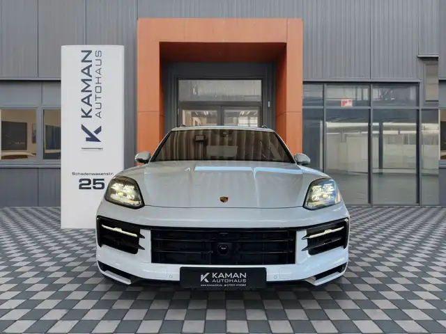 Porsche Cayenne view 3