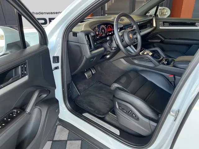 Porsche Cayenne view 5
