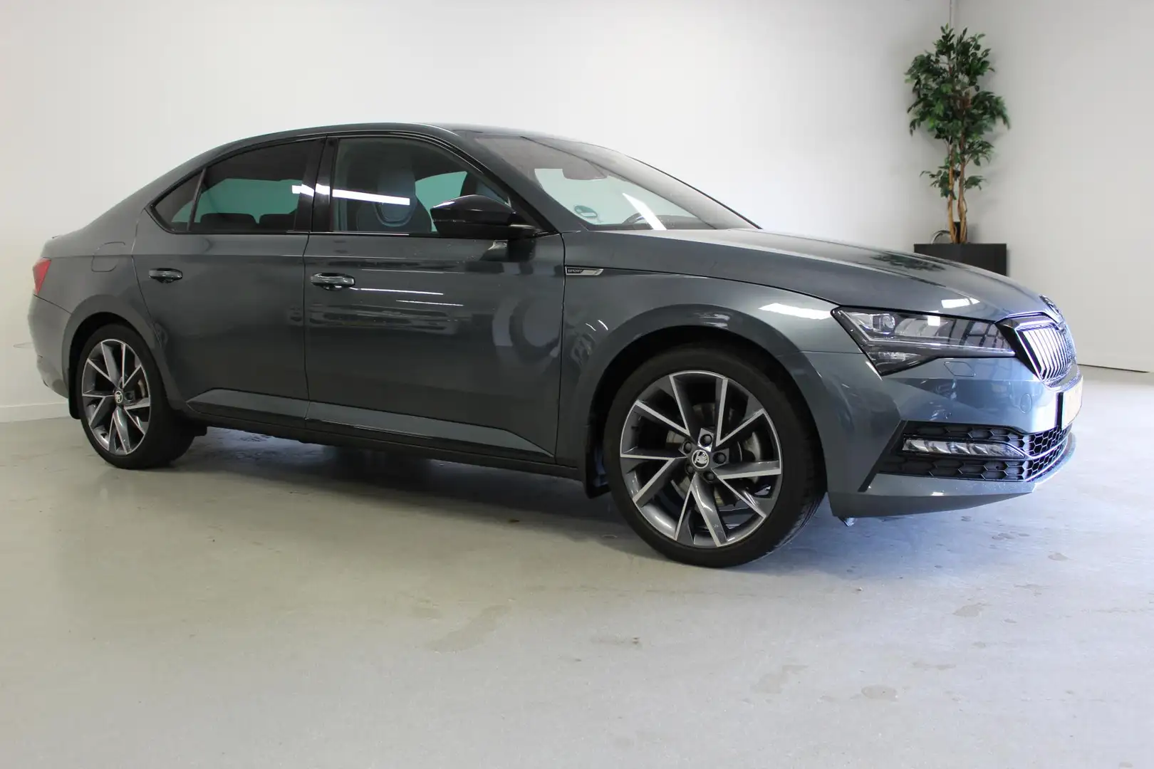 Skoda Superb 1.4 TSI iV Sportline Business | 19'LMV | CARPLAY | Grijs - 2