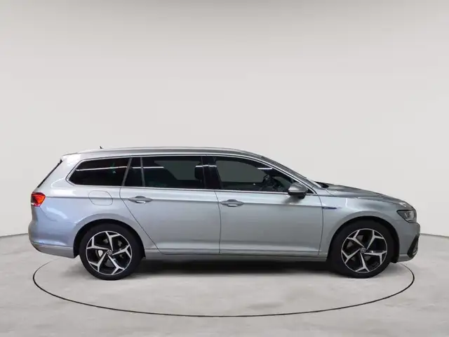 Volkswagen Passat view 3