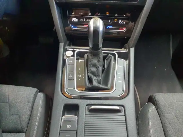 Volkswagen Passat view 10