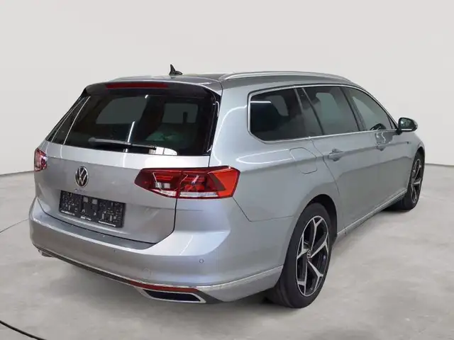 Volkswagen Passat view 4