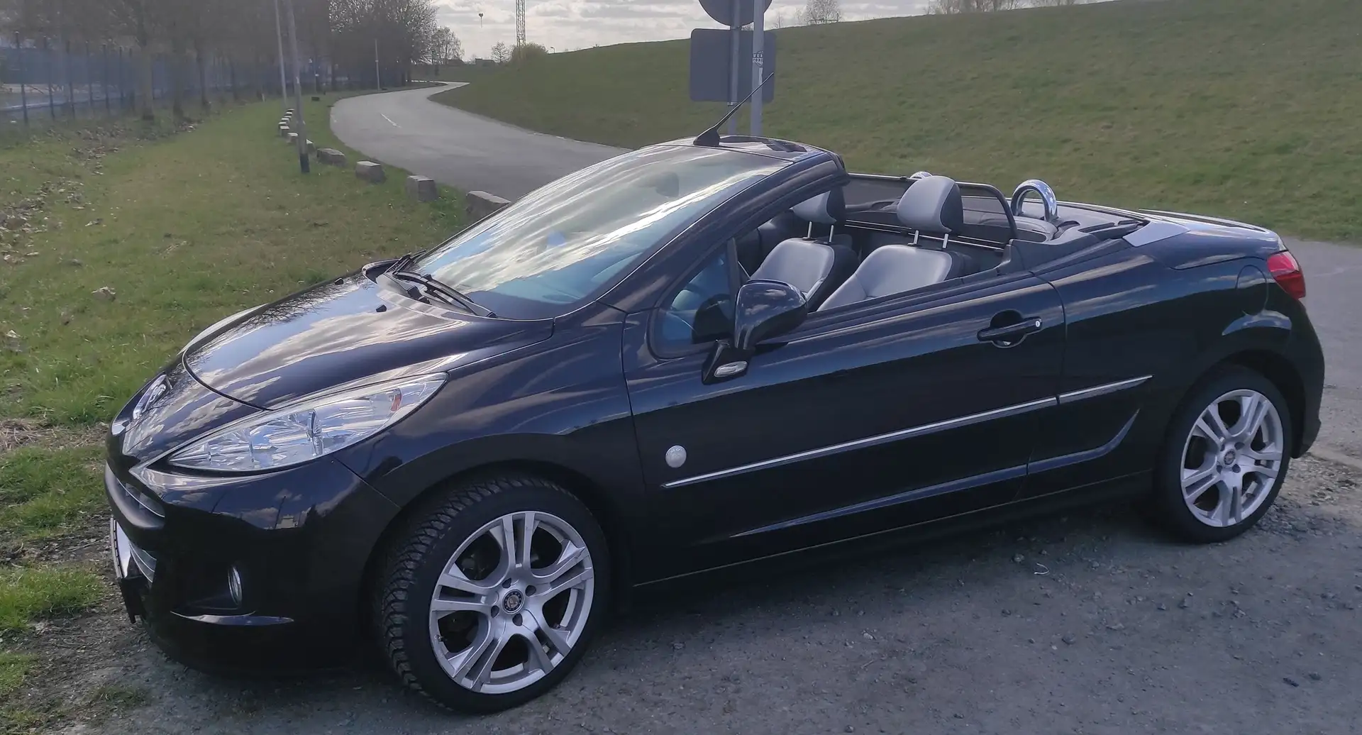 Peugeot 207 207 CC 120 VTi Roland Garros Schwarz - 2