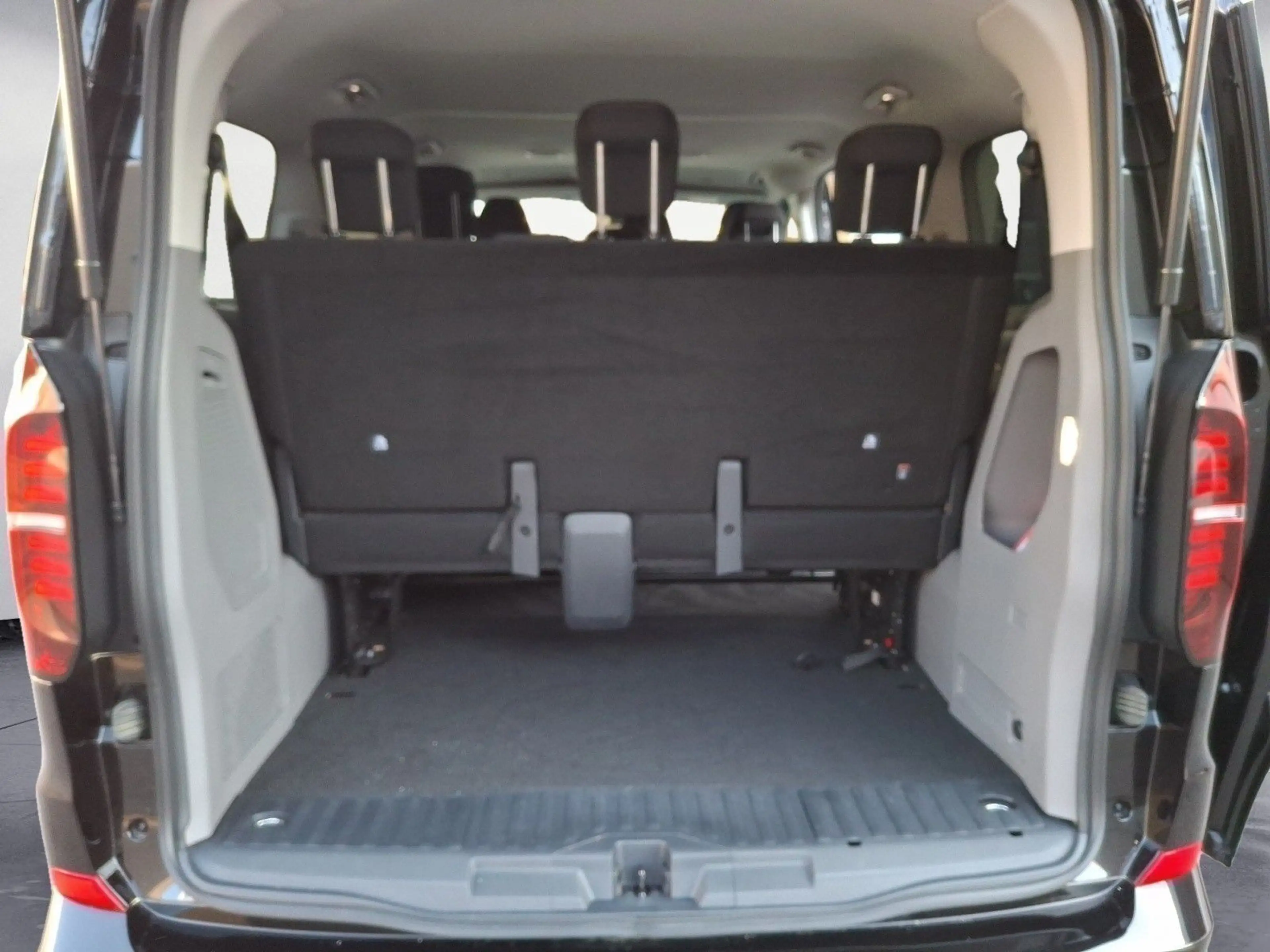 Volkswagen T7 Caravelle Life BEV 1-Gang Radst . 3100 mm — photo 14