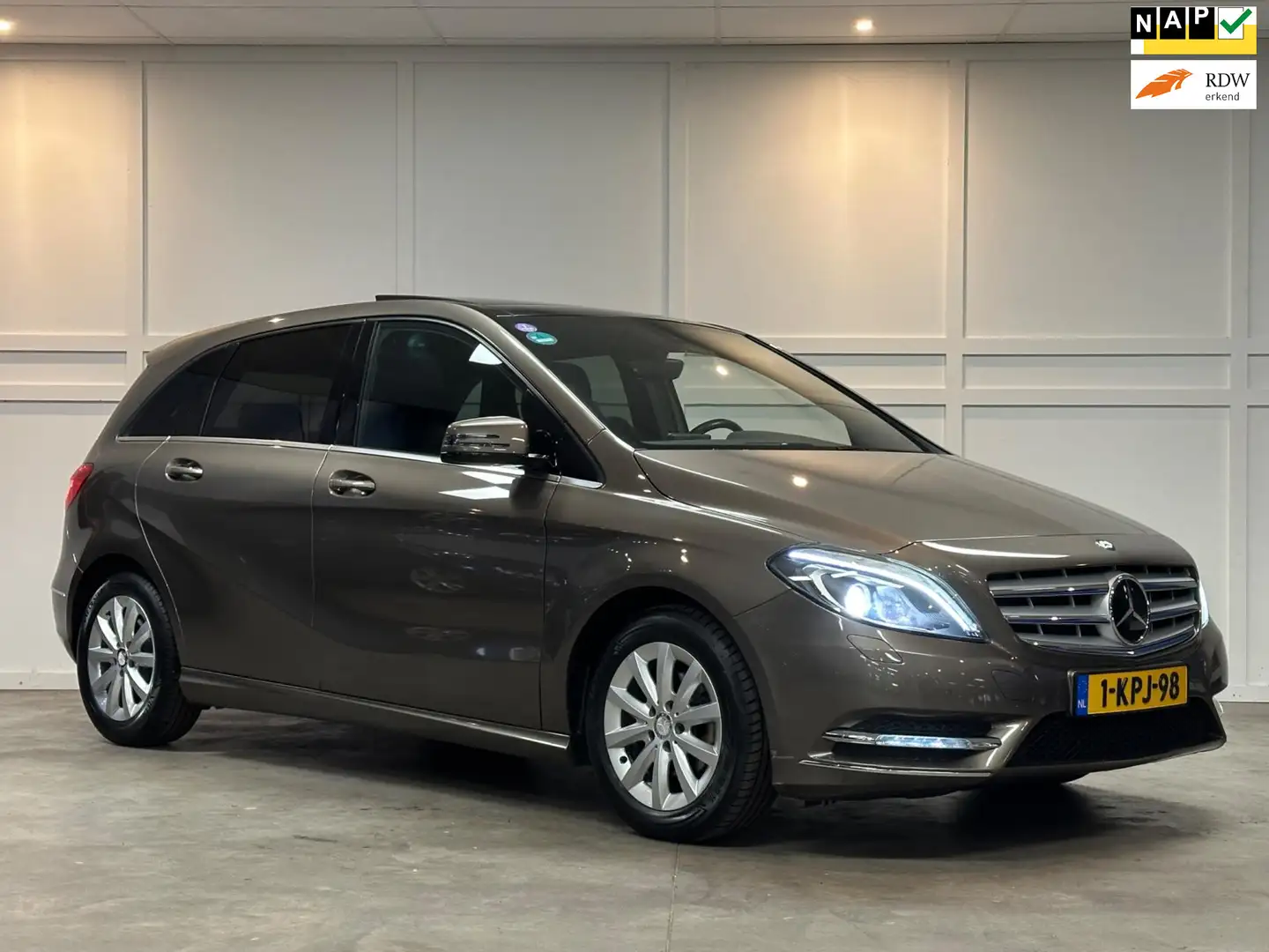 Mercedes-Benz B 180 Ambition / Automaat / Panorama / Xenon Gris - 1