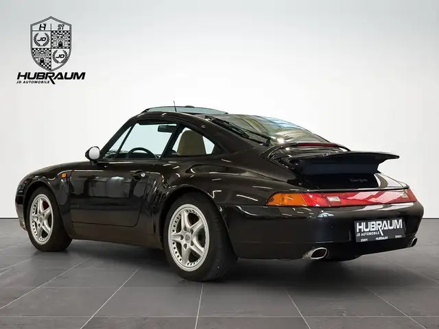 Porsche 911 view 7