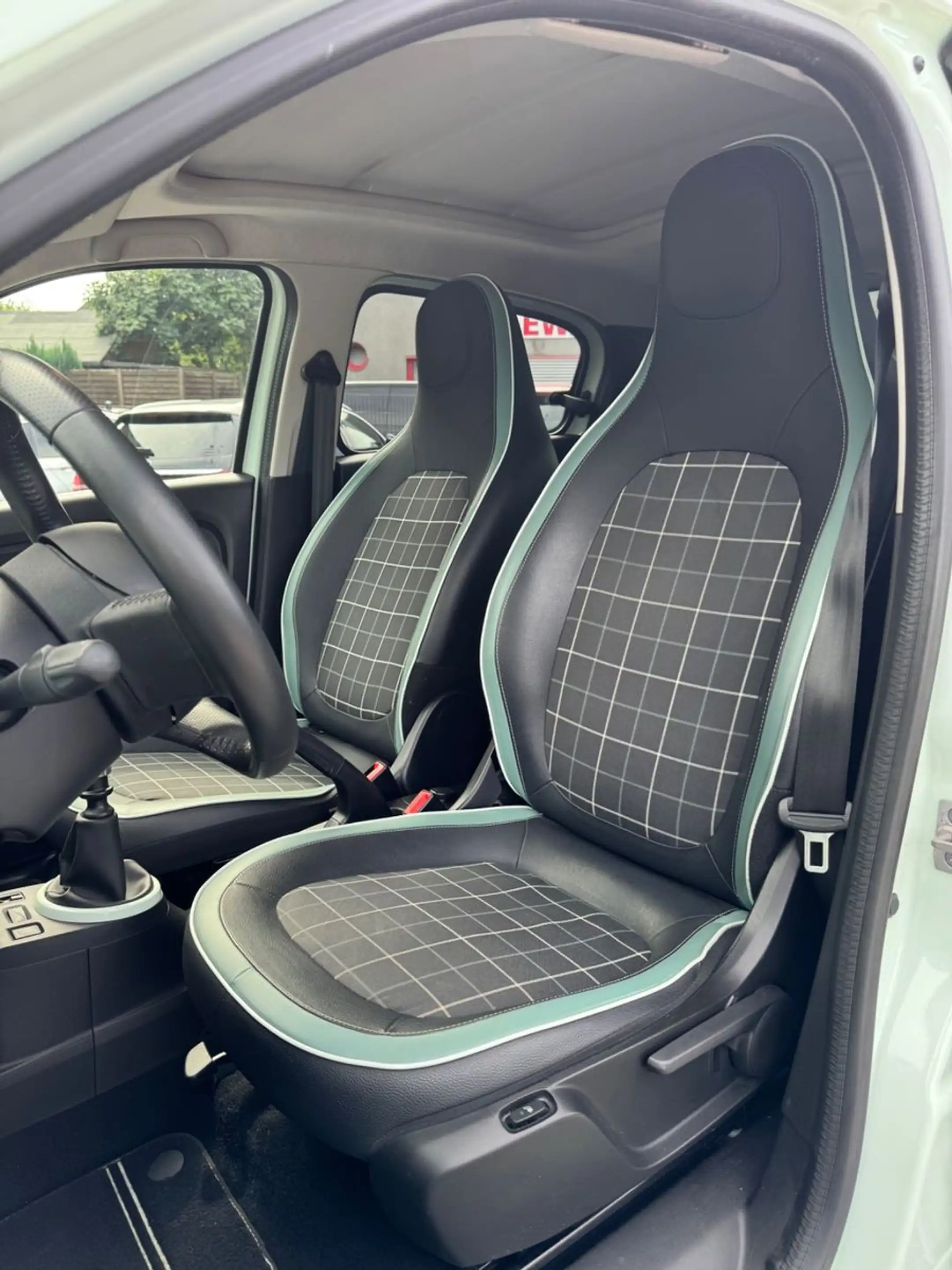 Renault Twingo La Parisienne SHZ+PDC+AC+WKR+LED+BLUE+LS+ — photo 15