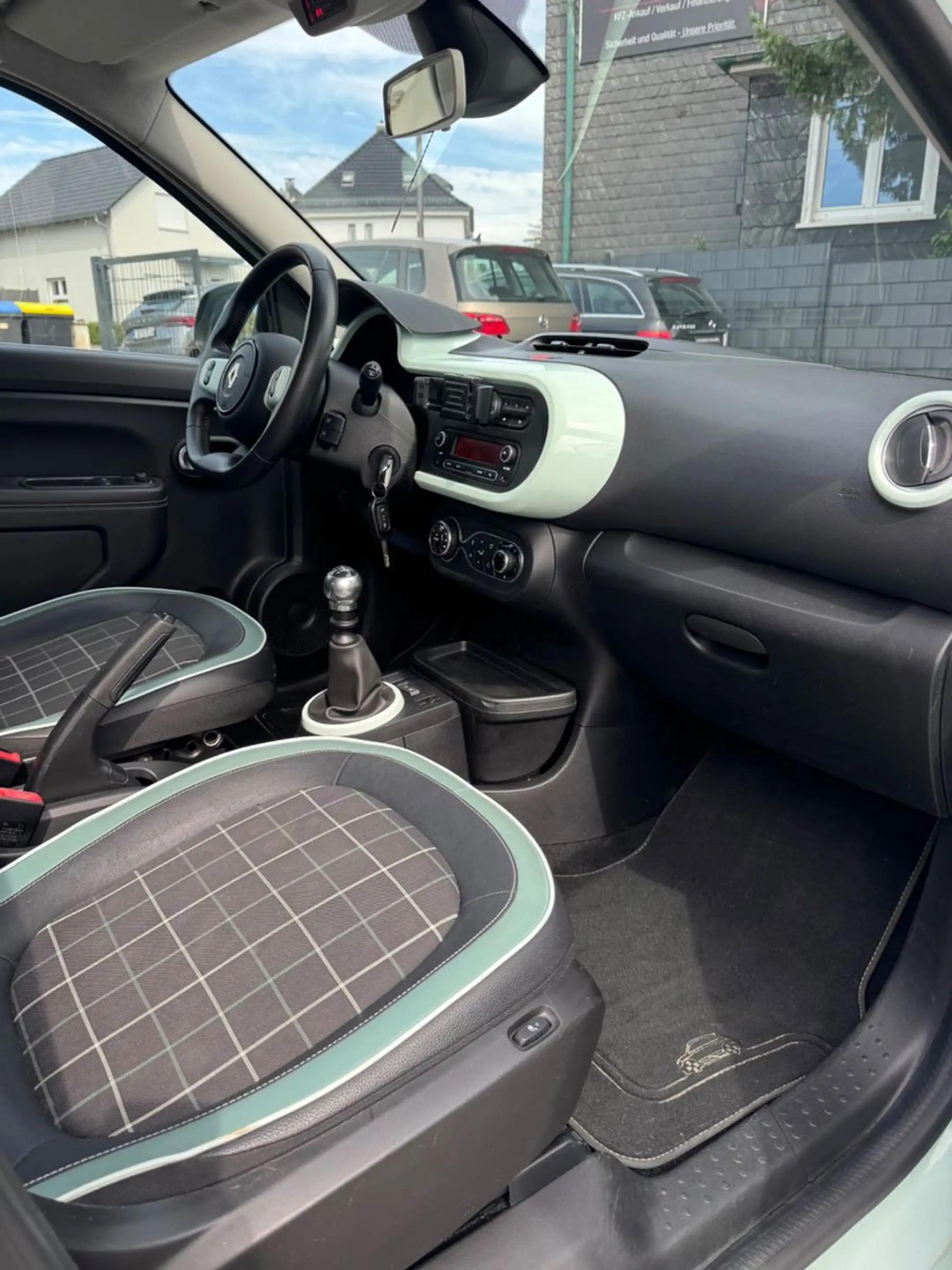 Renault Twingo La Parisienne SHZ+PDC+AC+WKR+LED+BLUE+LS+ — photo 14