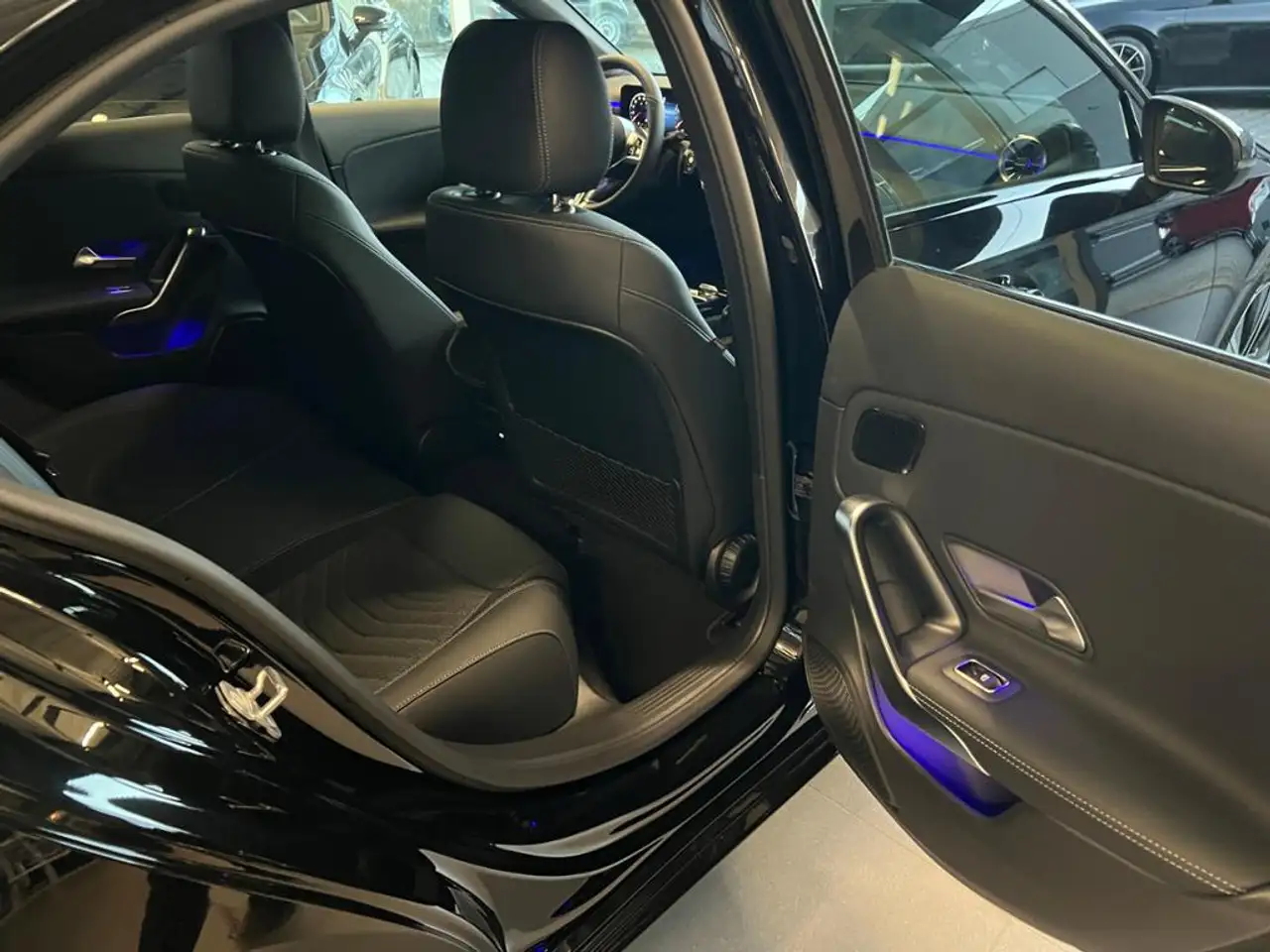 Mercedes-Benz A 180 Lim. Progressive Night AHK Multibeam KeyGO 11