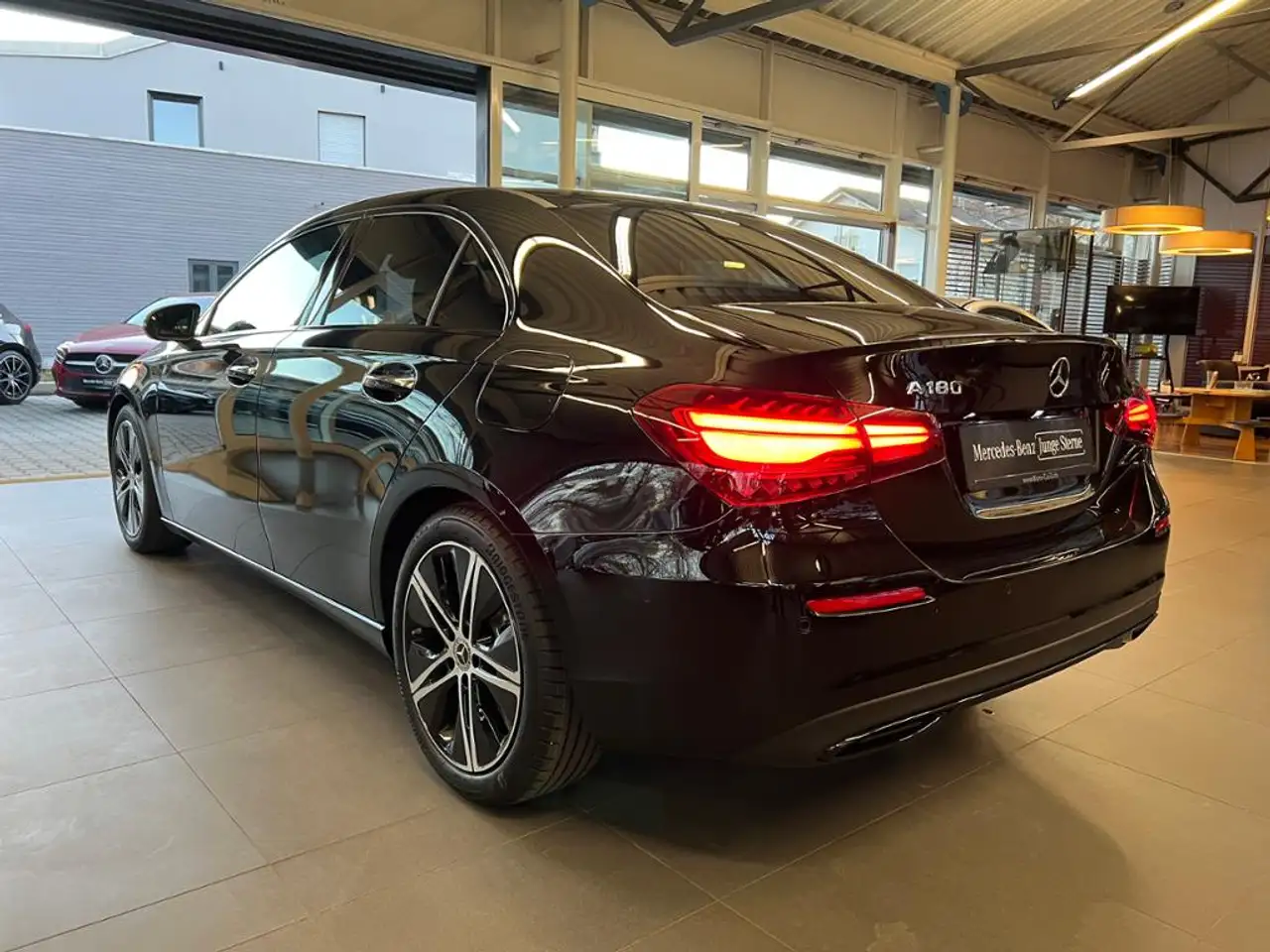Mercedes-Benz A 180 Lim. Progressive Night AHK Multibeam KeyGO 7