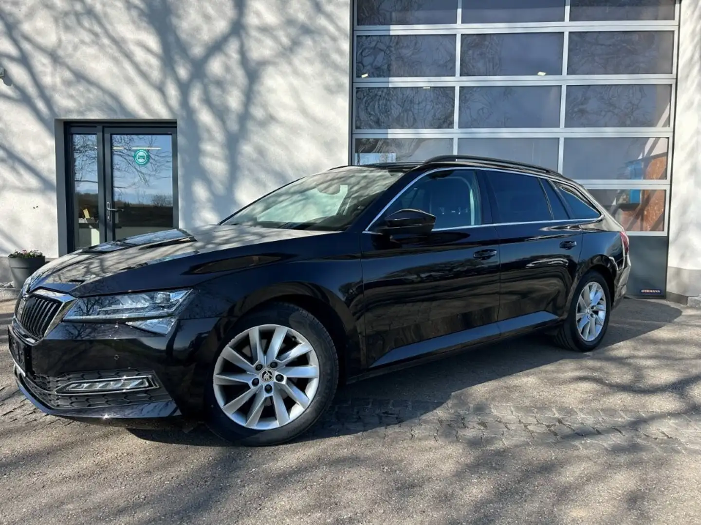 Skoda Superb Kombi 2,0 TDI Style DSG Schwarz - 1