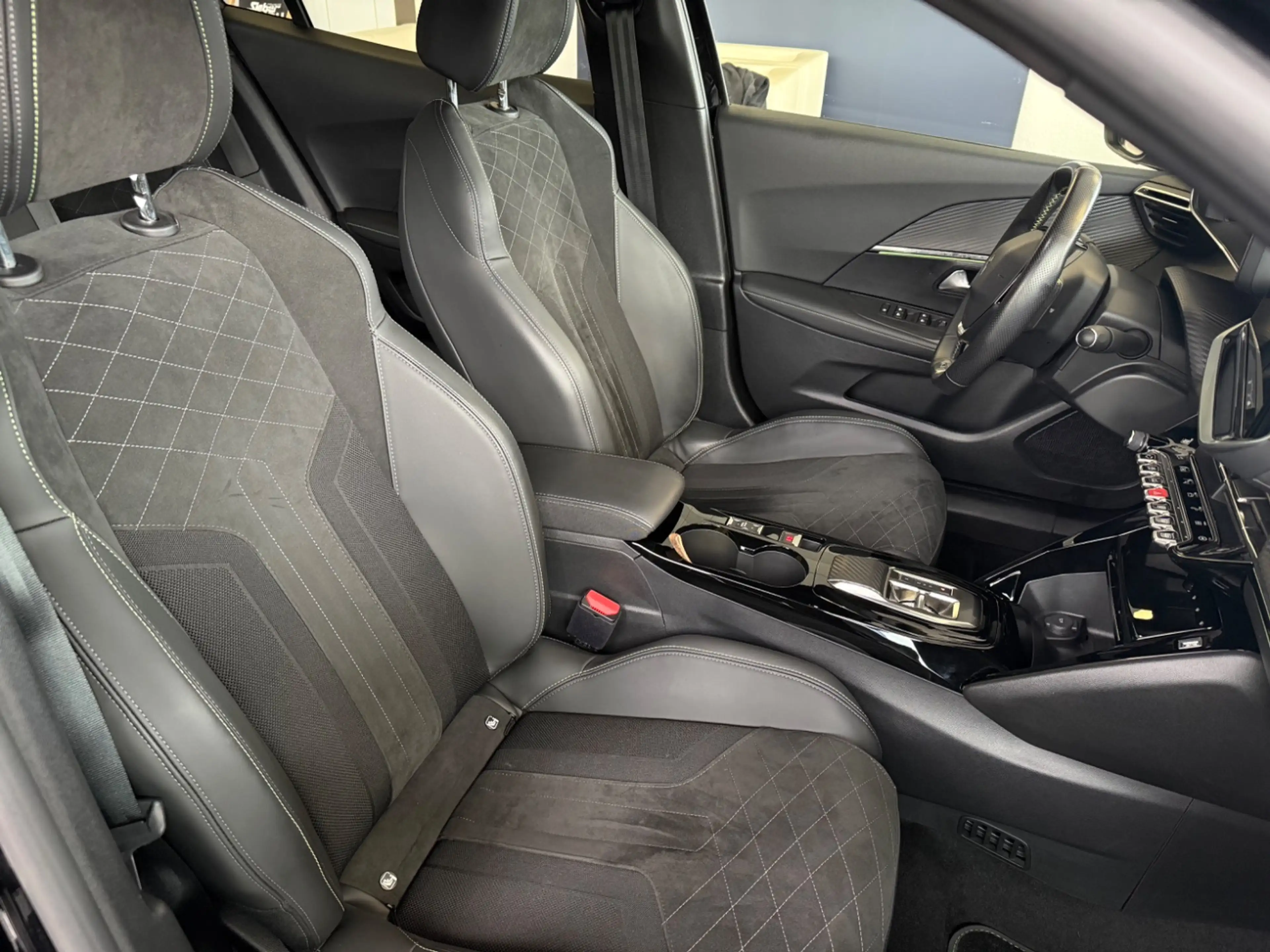 Peugeot e-2008 136 GT Pack Navi | Sitzheizung | Tempomat — photo 13