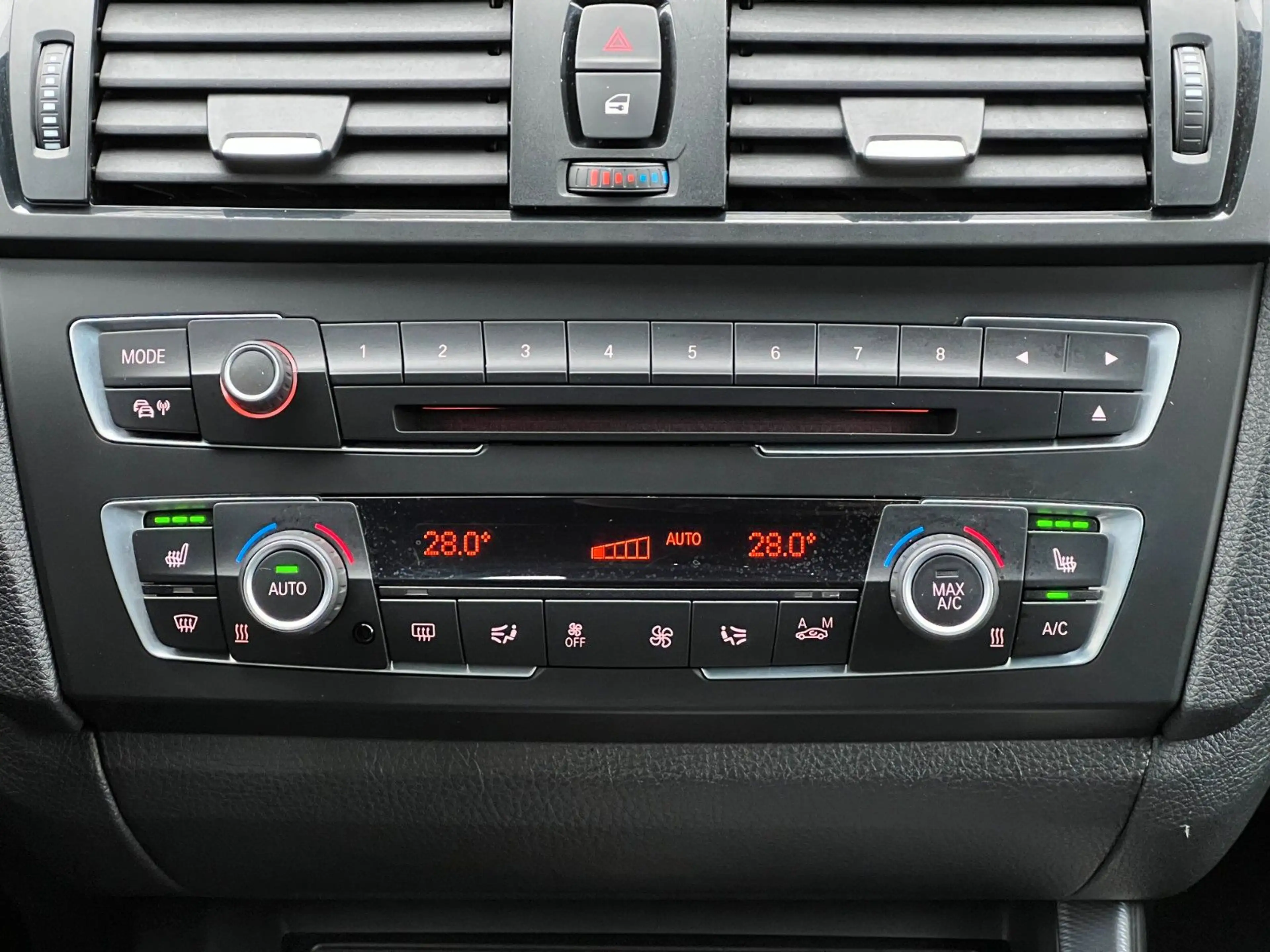 BMW 135 i xDrive *AUTOMATIK*LEDER*NAV.PROF* — photo 12