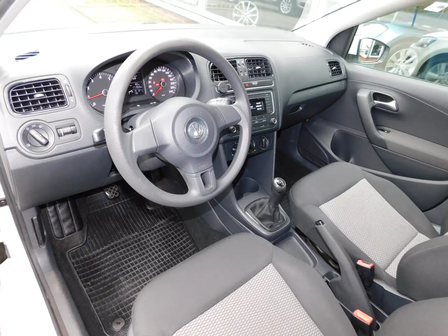 Volkswagen Polo 1.2 60PK EASYLINE!! All-in Prijs! LMV! Bluetooth! Bílá - 2