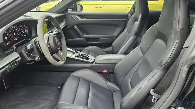 Porsche 911 view 6