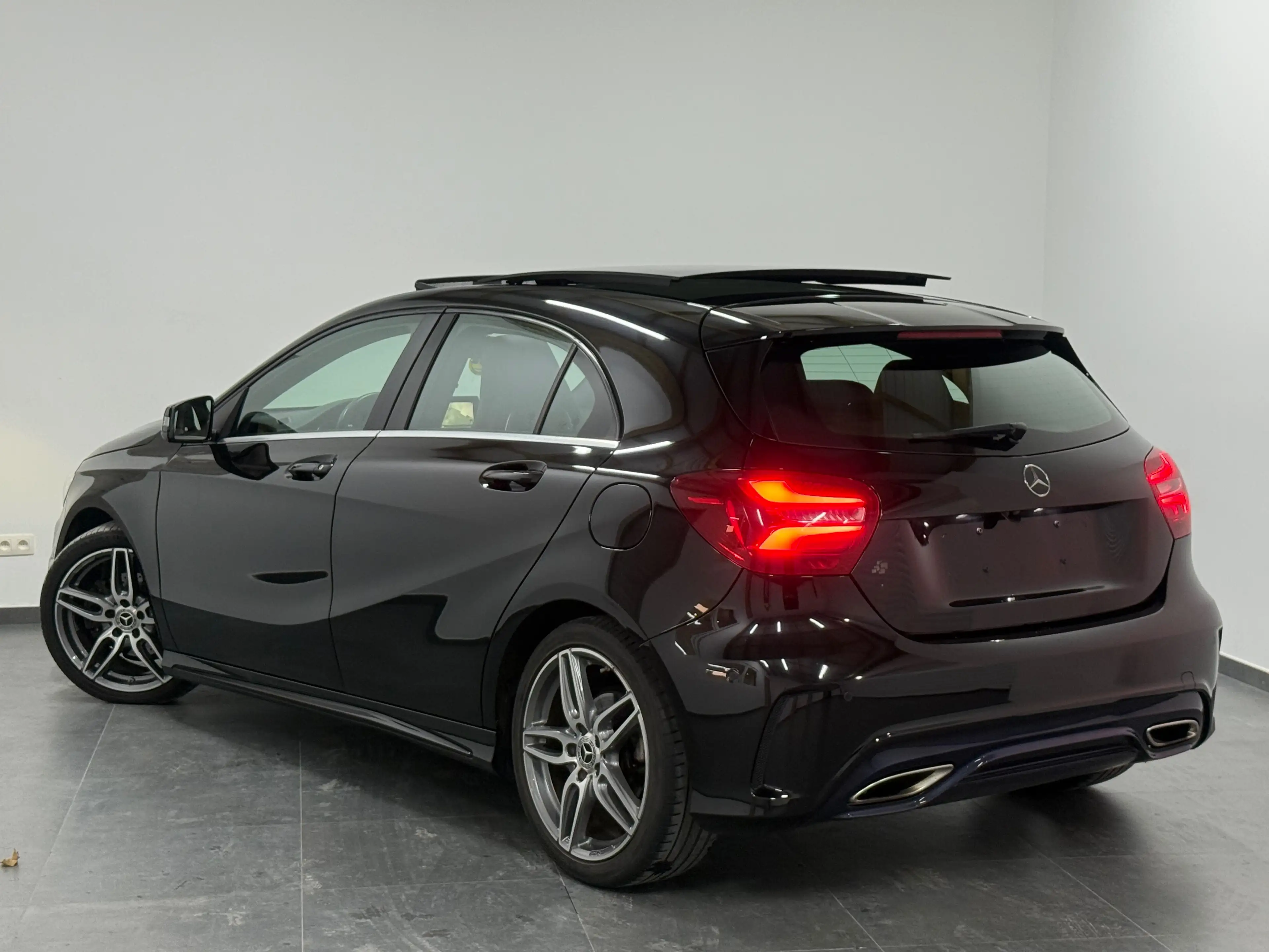 Mercedes-Benz A 180 Pack AMG - Euro 6b - Navi - Camera - Toit ouvrant — photo 2