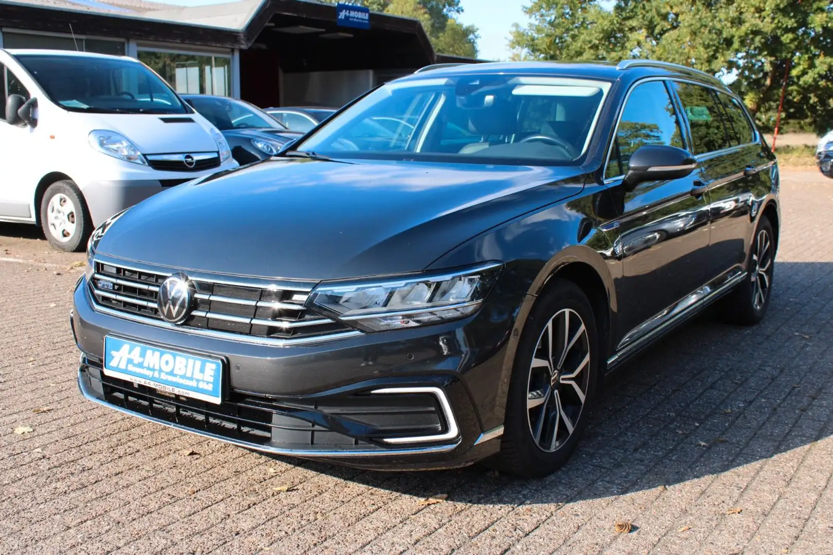 Volkswagen Passat Variant GTE Navi Pano Keyless Virtual AHK Grau - 1