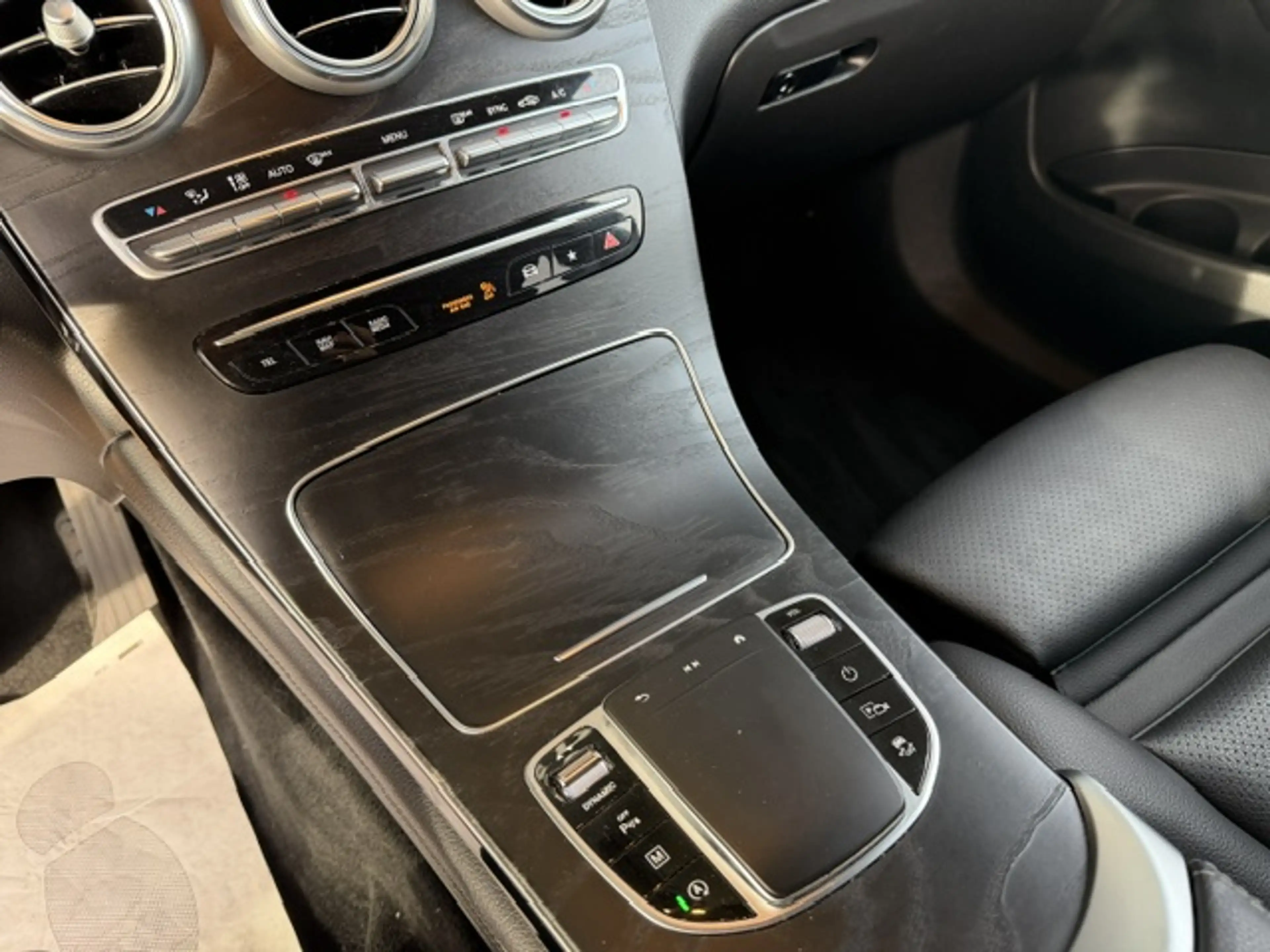 Mercedes-Benz GLC 200 Sport 4-Matic / Leder / MBUX + / Cam / Multibeam LED / Carplay — photo 9