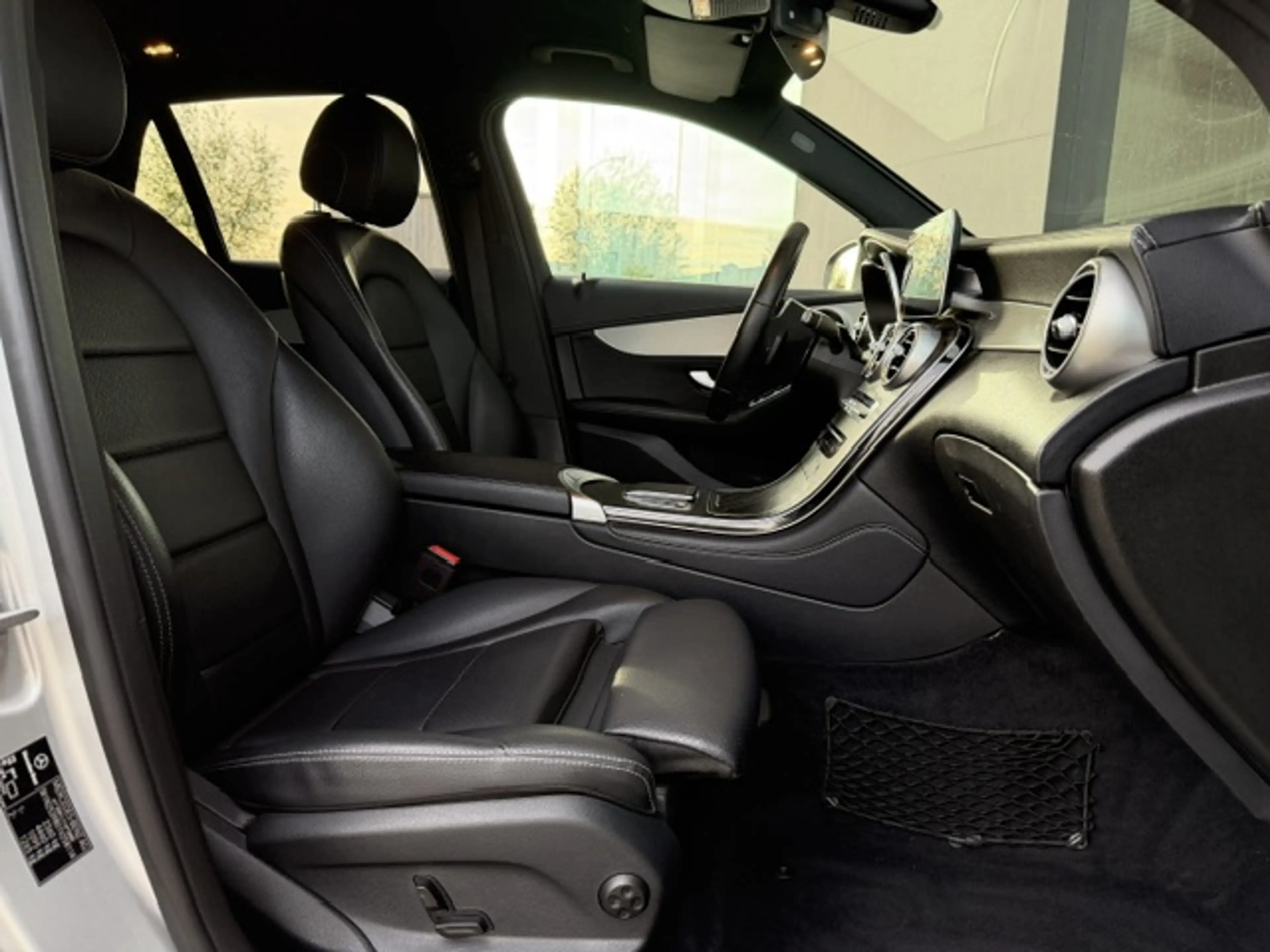 Mercedes-Benz GLC 200 Sport 4-Matic / Leder / MBUX + / Cam / Multibeam LED / Carplay — photo 14