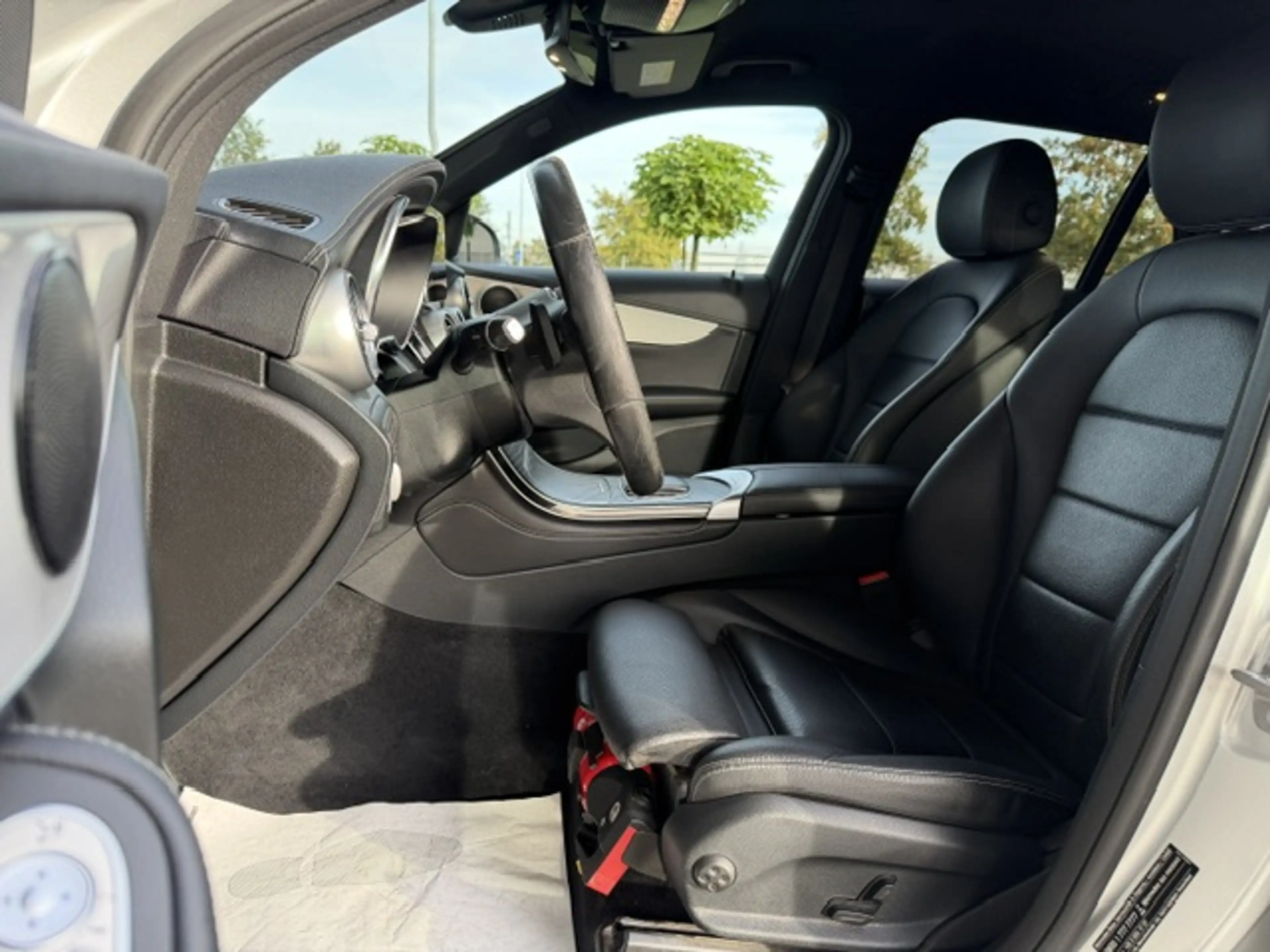 Mercedes-Benz GLC 200 Sport 4-Matic / Leder / MBUX + / Cam / Multibeam LED / Carplay — photo 6