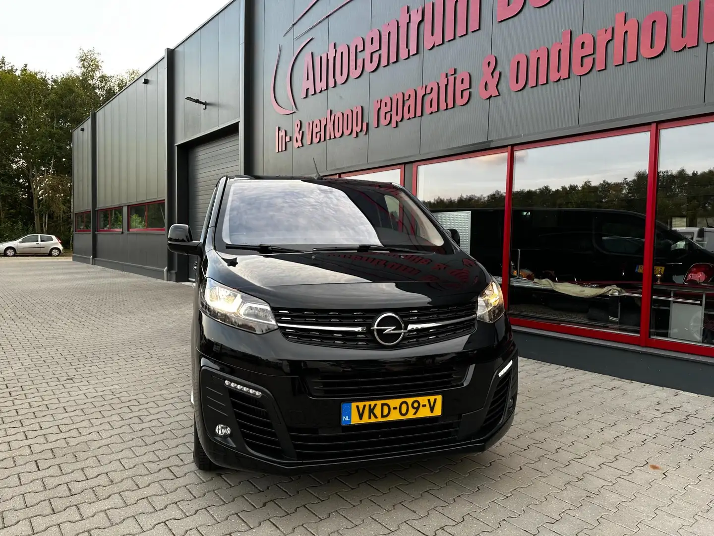 Opel Vivaro 2.0 CDTI L2H1 Innovation / Camera / Airco / Cruise Zwart - 2
